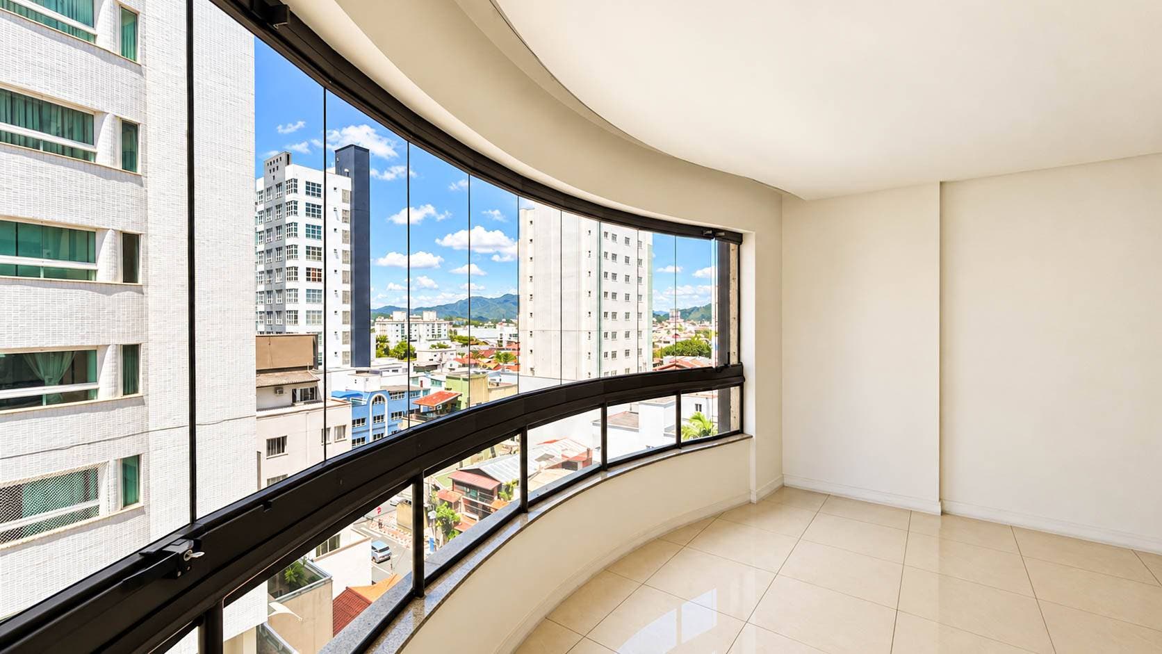 Apartamento com 03 dormitórios e 02 vagas à venda no Edifício Rainha Touya em Balneário Camboriú - Apartamento em Centro, Balneário Camboriú - à venda - Desc Imóveis