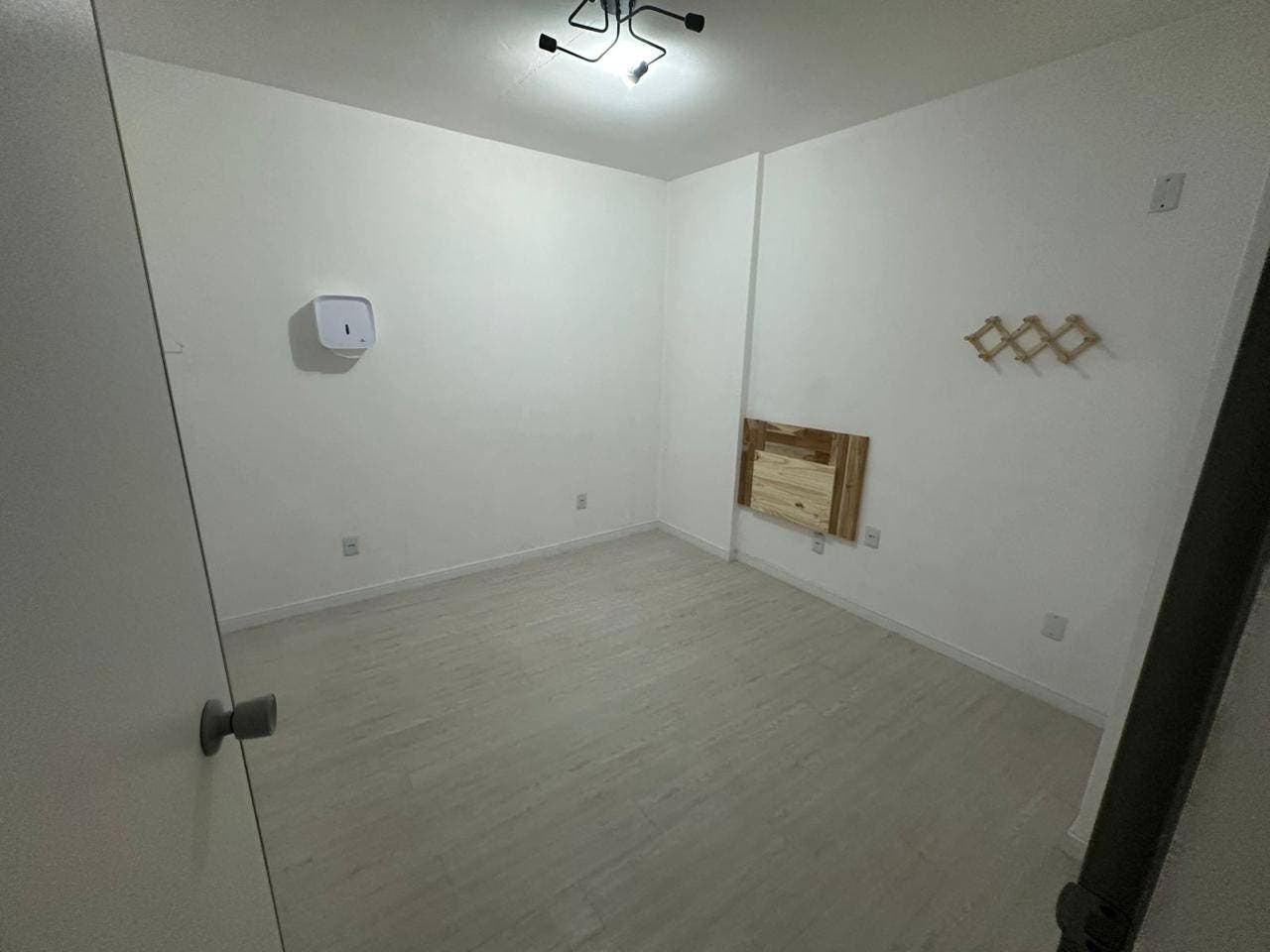 Minimalista, contemporâneo, plano, retangular, clean.