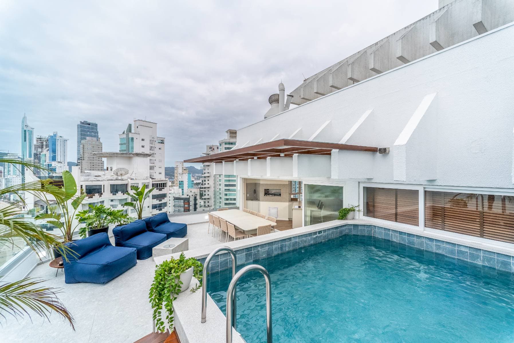 Cobertura Duplex Mobiliada Frente Mar com 5 Suítes à Venda no Ed. Theiss Heim em Balneário Camboriú - Cobertura em Centro, Balneário Camboriú - à venda - Desc Imóveis