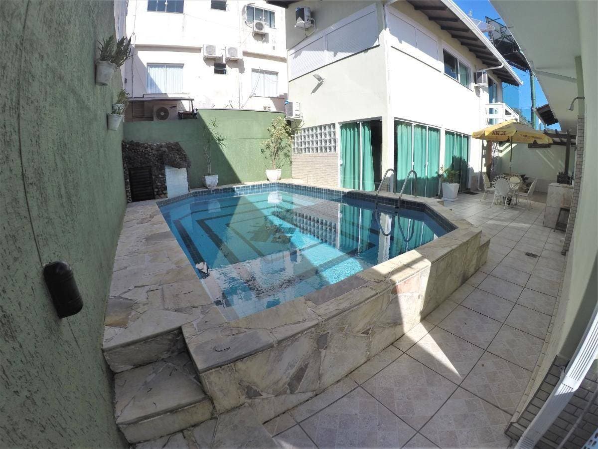 Casa com piscina à venda em Balneário Camboriú - Casa em Centro, Balneário Camboriú - à venda - Desc Imóveis