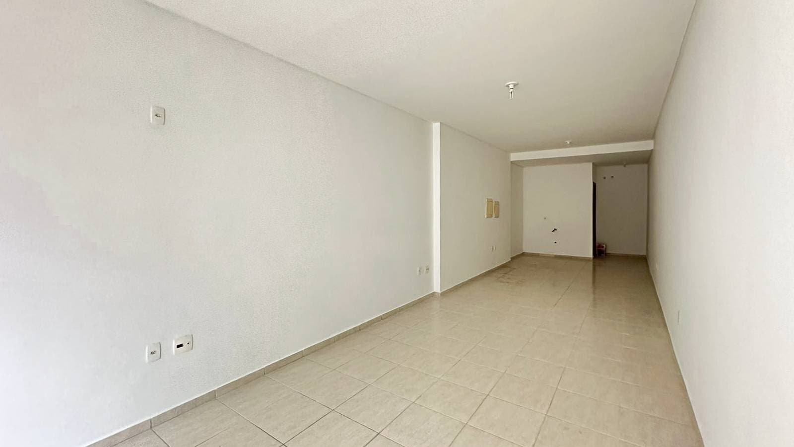 Sala comercial para locação anual com 40m² no centro de Balneário Camboriú - Salas Comerciais em Centro, Balneário Camboriú - para locação - Desc Imóveis