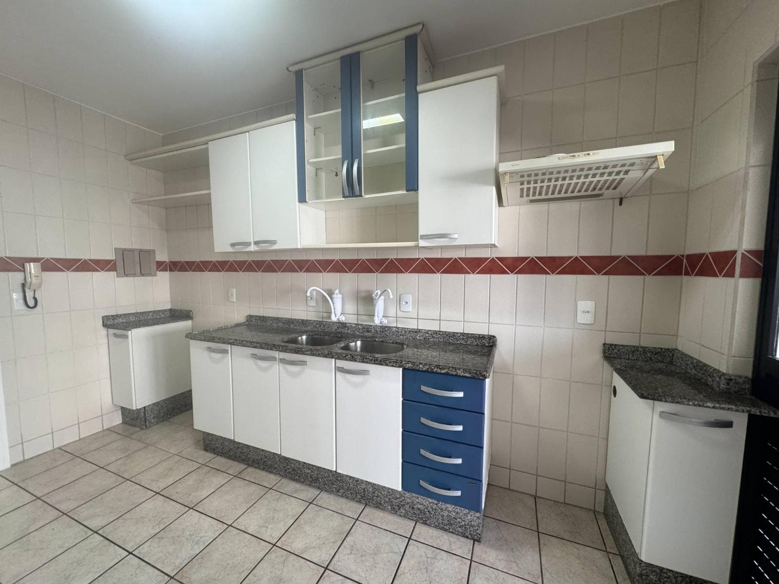 Apartamento de 02 dormitórios (sendo 01 suíte) ao lado do Carrefour, em Balneário Camboriú - Apartamento em Centro, Balneário Camboriú - para locação - Desc Imóveis