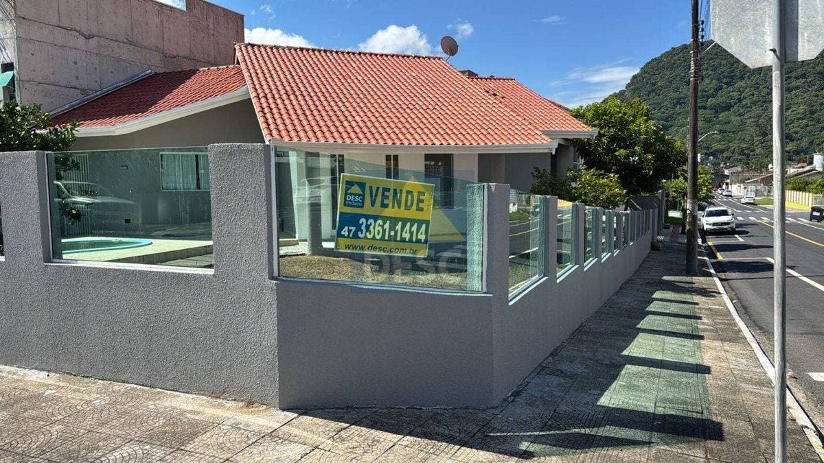 Casa com piscina à venda no Bairro da Barra em Balneário Camboriú - Casa em Barra, Balneário Camboriú - à venda - Desc Imóveis