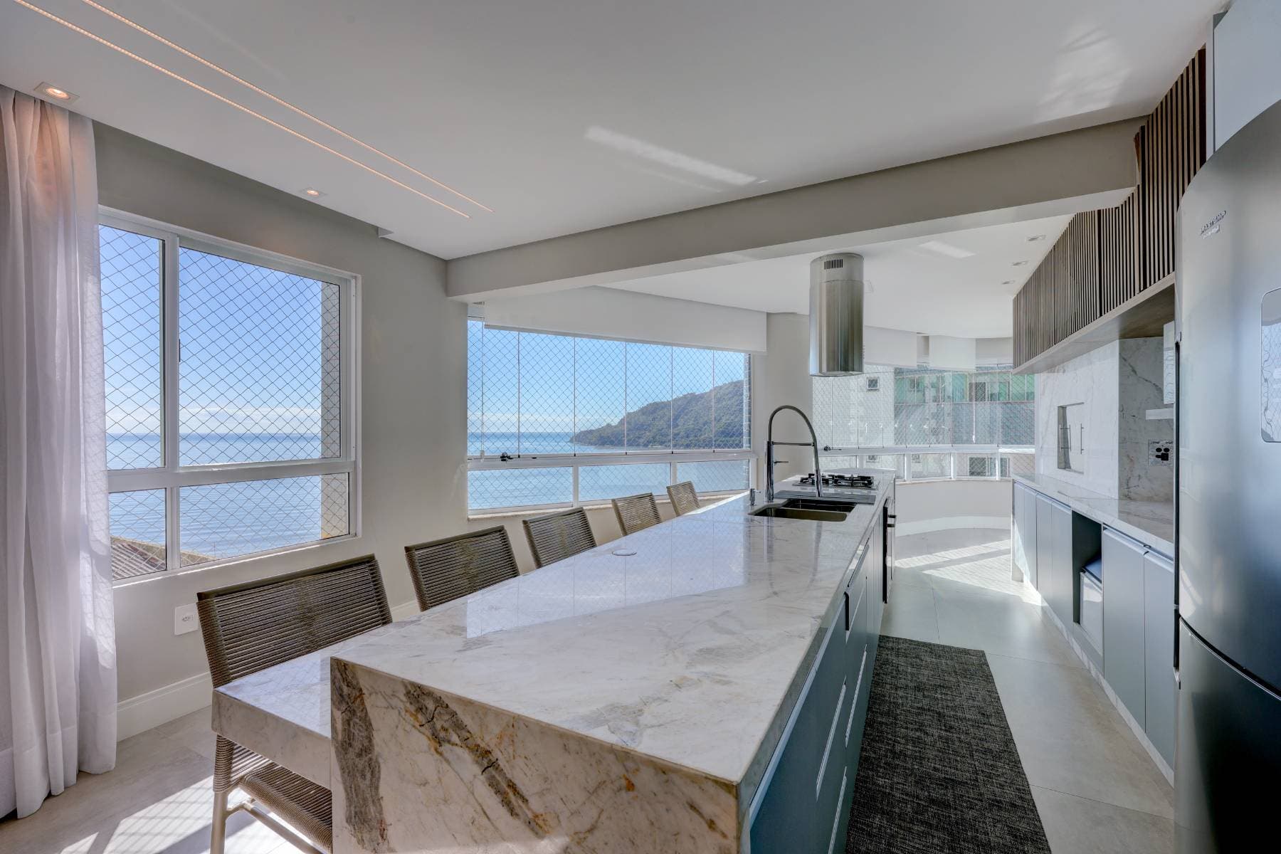 Apartamento Mobiliado com 3 Suítes e 3 Vagas à Venda com Vista Mar na Barra Sul em Balneário Camboriú - Apartamento em Centro, Balneário Camboriú - à venda - Desc Imóveis