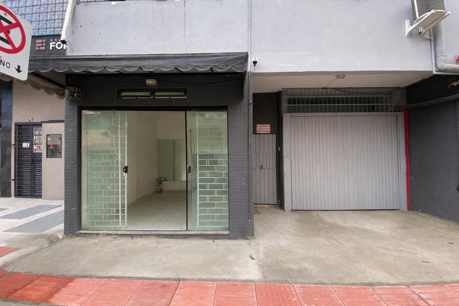 Sala comercial para locação com 22m² no Centro de Balneário Camboriú próximo à 3ª Avenida - Salas Comerciais em Centro, Balneário Camboriú - para locação - Desc Imóveis