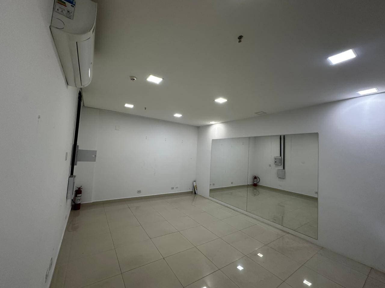 Moderno, minimalista, planar, boxy, funcional.