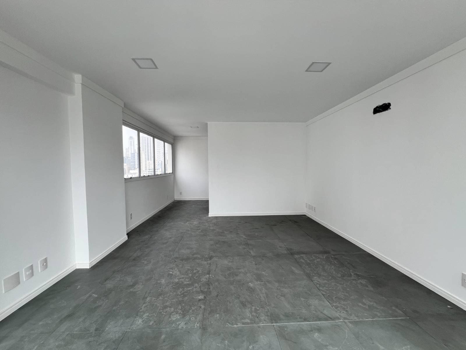 Sala comercial para locação no Bairro Pioneiros, Balneário Camboriú - Salas Comerciais em Pioneiros, Balneário Camboriú - para locação - Desc Imóveis