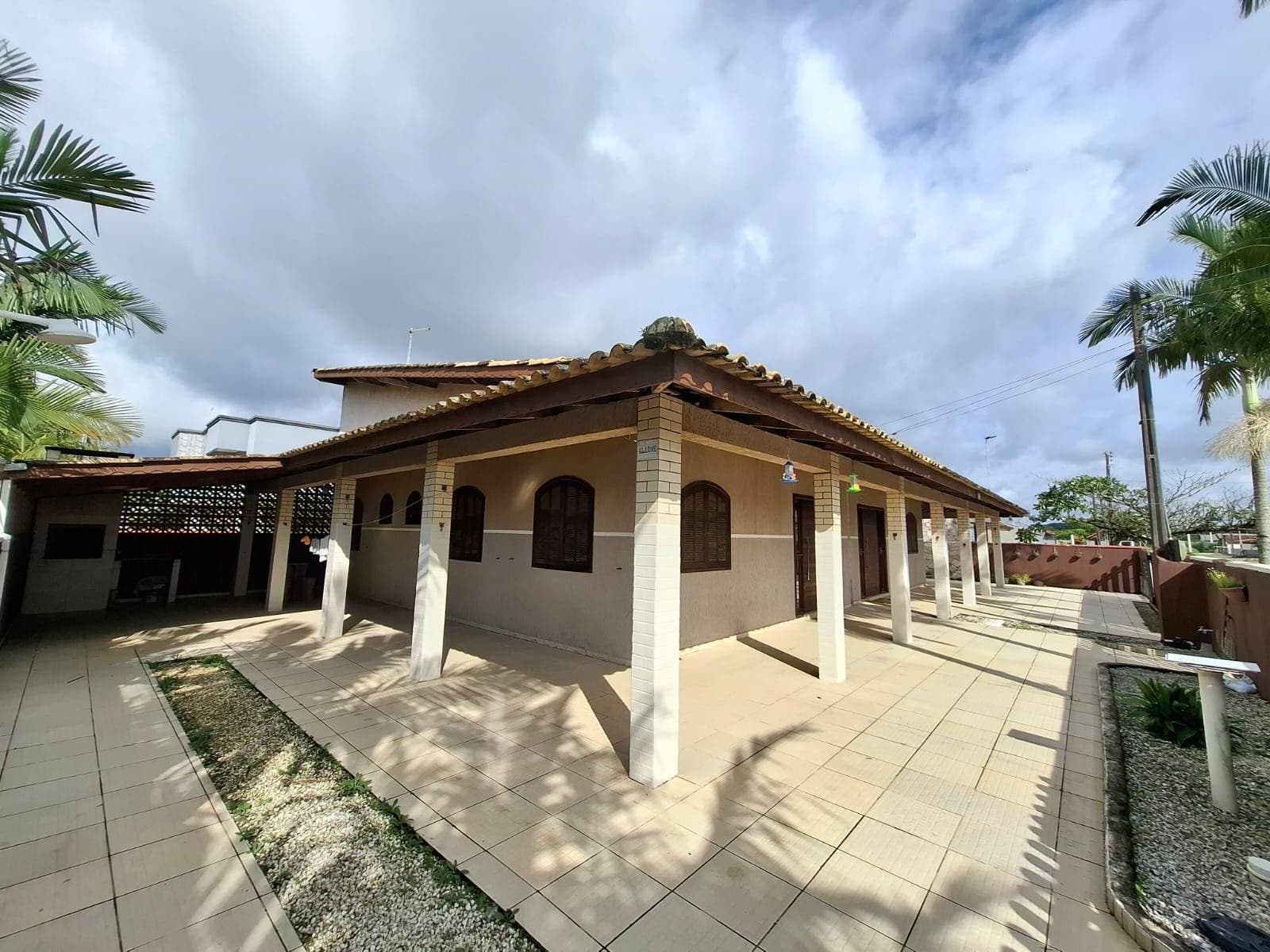 ÓTIMA CASA COM PISCINA APENAS 450MTS DA PRAIA - Casa em Barra do Sai, Itapoá - à venda - BESEN IMOBILIÁRIA LTDA