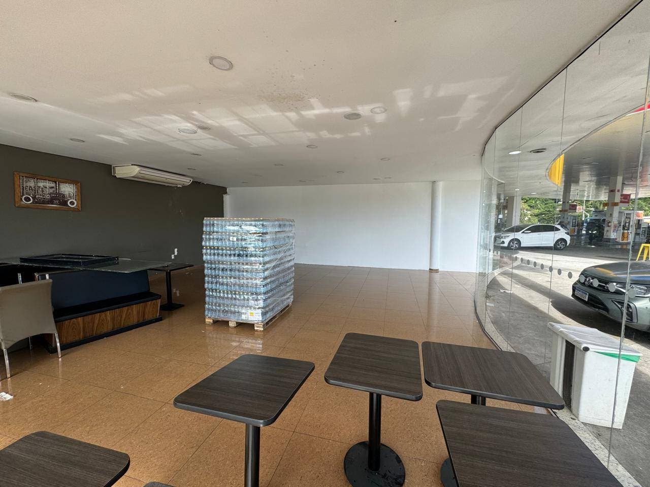 Sala Comercial para Locação Anexa a Posto de Gasolina em Balneário Camboriú - Salas Comerciais em São Judas Tadeu, Balneário Camboriú - para locação - Desc Imóveis