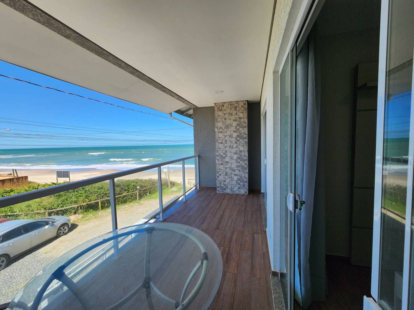SOBRADO NA QUADRA DO MAR, COM MÓVEIS PLANEJADOS E ÓTIMO ACABAMENTO, ELEGÂNCIA, CONFORTO E LOCALIZAÇÃO PRIVILEGIADA. - Sobrado em Barra do Sai, Itapoá - à venda - BESEN IMOBILIÁRIA LTDA