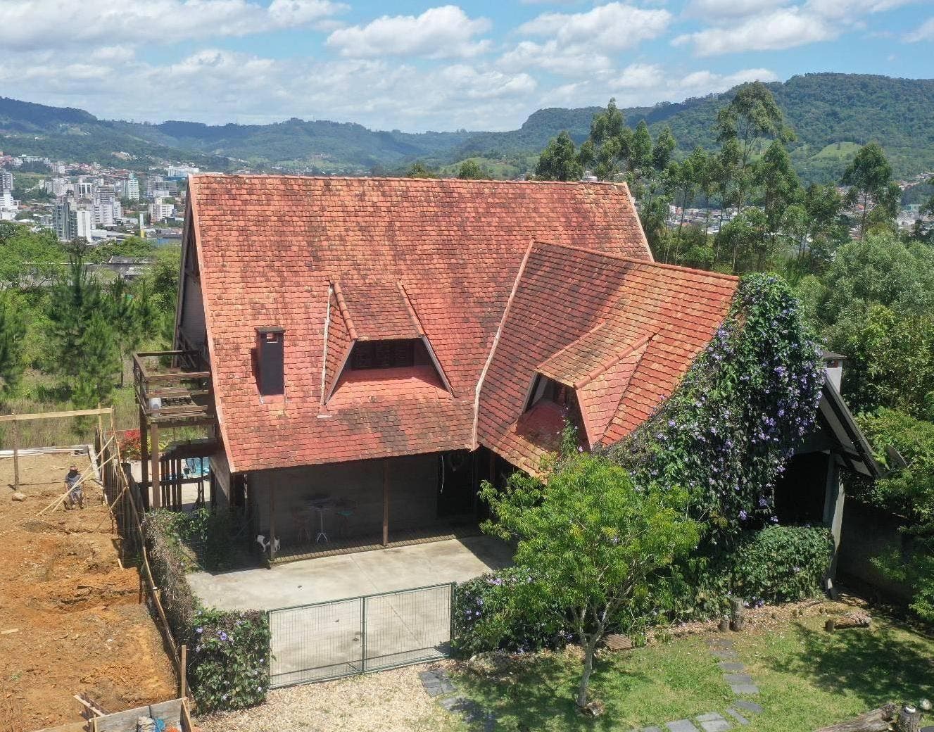 Casa de Alvenaria - Venda - 04 dormitórios - 273m2 - Semi Mobiliada - Casa Estilo Rústico e Arborizada - Condomínio Fechado Unique - Taboão - Rio do Sul - Casa em Taboão, Rio do Sul - à venda - Cifra Imóveis e Empreendimentos Imobiliários