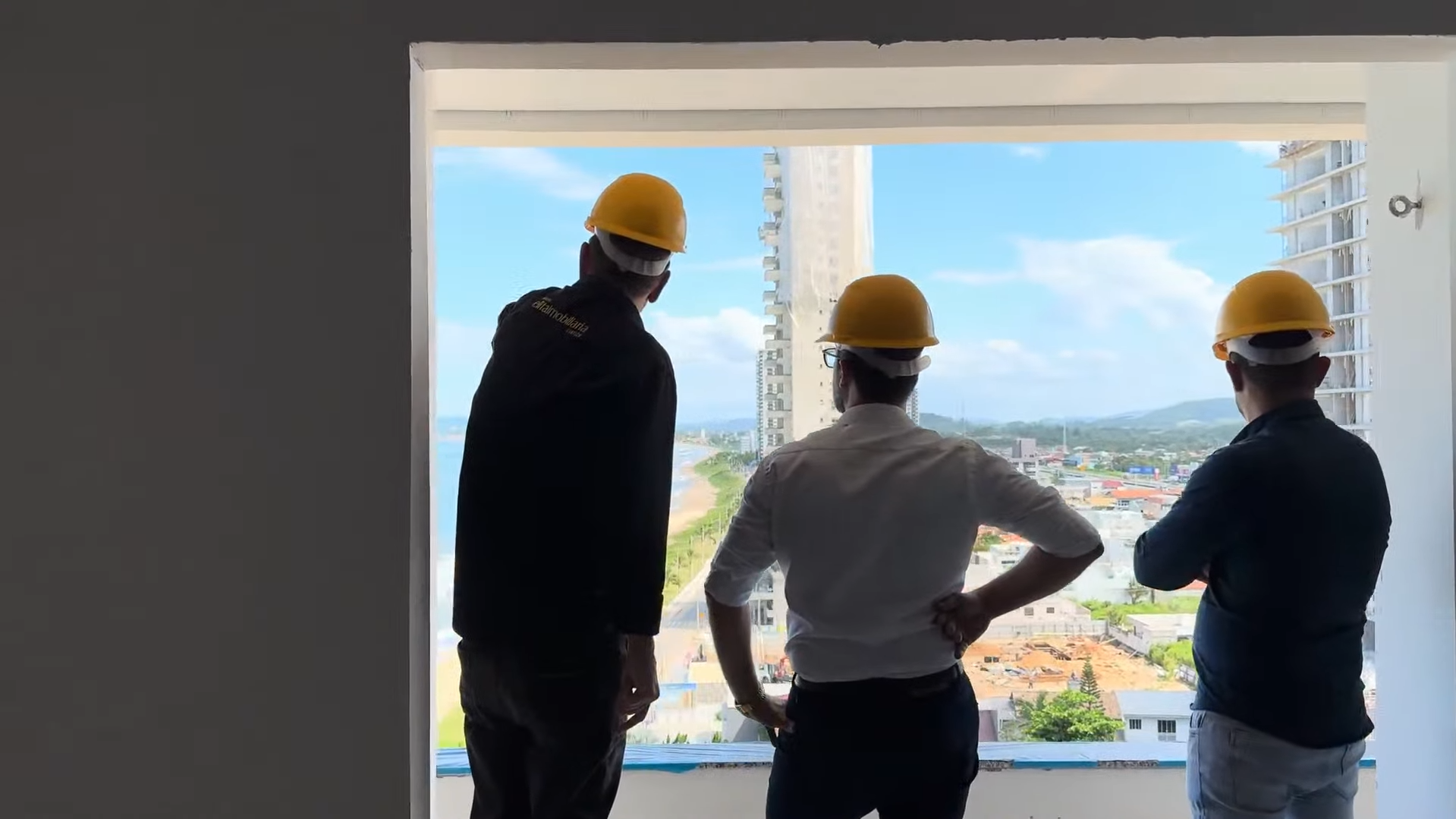 Equipe da Elita em visita técnica a um empreendimento na Praia do Tabuleiro