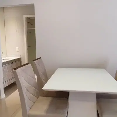 Sala com parede branca e mesa