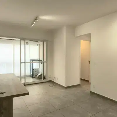 Sala com acabamento em tinta branca