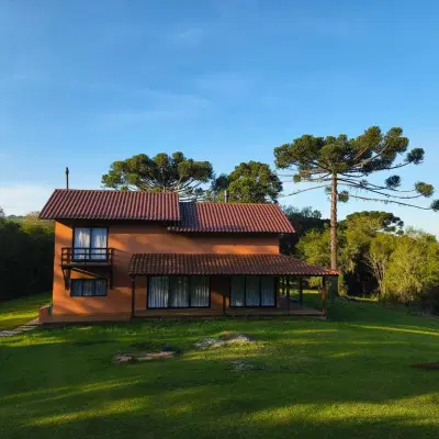 Casa principal do sítio em meio à natureza.