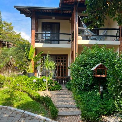 PRIVILÉGIO DE MORAR EM UM CONDOMÍNIO COM PÉ NA AREIA MAIS EXCLUSIVOS DO BRASIL. - Casa em Praia do Estaleiro, Balneário Camboriú - à venda - Praia Imóveis