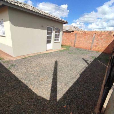 Casa para Alugar com 2 Quartos e Entrada para Carros no bairro Água Branca II - Avaré - Casa em Residencial Água Branca II, Avaré - para locação - CRYSTAL IMÓVEIS