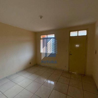 Sala vazia com parede bege e piso de cerâmica uniforme