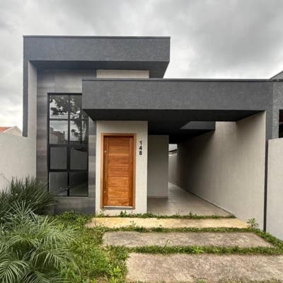 Fachada de residência moderna com porta de madeira e detalhes cinza