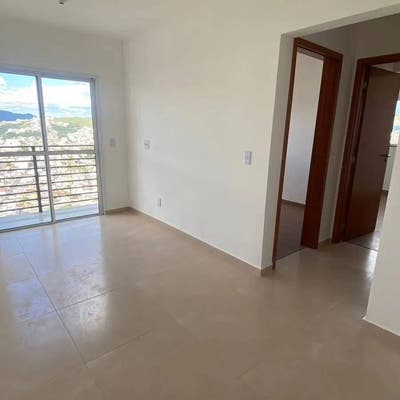 sala clara com piso porcelanato