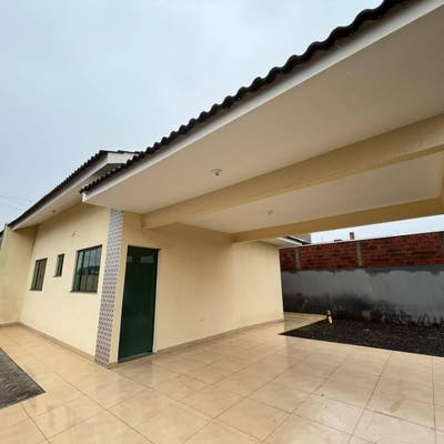 Fachada de casa com cobertura e parede de tijolos aparente