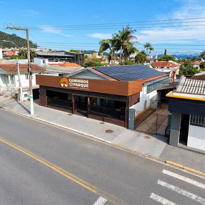 fachada de comércio com painel solar