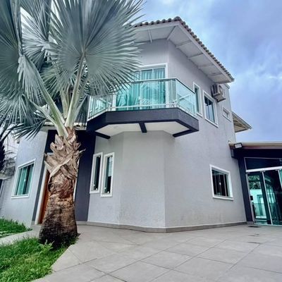 Casa de 3 suítes com Piscina e Academia no Bairro Ressacada, Itajaí - Casa em Ressacada, Itajaí - para locação - Livena Imóveis