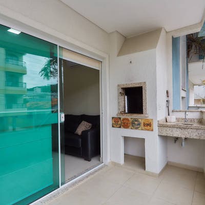 Apartamento mobiliado com 02 dormitórios, sendo 01 suite, próximo a 100 metros do mar da praia do centro de Bombinhas/SC - Apartamento em Centro, Bombinhas - à venda - Imobiliária Licurana
