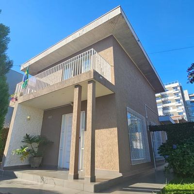 Casa de 240 m² construído com 3 dormitórios sendo 2 suítes e 4 vagas de garagem no Seminário totalmente averbada - Casa em Seminário, Curitiba - à venda - SCHAEFER IMOVEIS LTDA