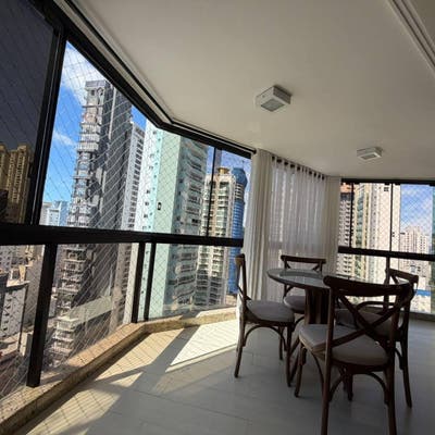 varanda com vista urbana e cortinas