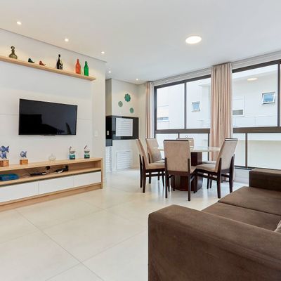 Apartamento mobiliado com 02 dormitórios, sendo 01 suíte, mais 02 vagas de garagens, à 250 metros da praia do centro de Bombinhas/SC - Apartamento em Centro, Bombinhas - à venda - Imobiliária Licurana