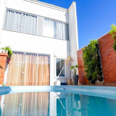 Sobrado Mobiliado à Venda com 3 Quartos (Sendo 1 Suíte), Piscina e 2 Vagas de Garagem, Bairro Fazendinha, Itajaí -Sc - Sobrado em Fazendinha, Itajaí - à venda - I3 CORRETORES ASSOCIADOS S/S