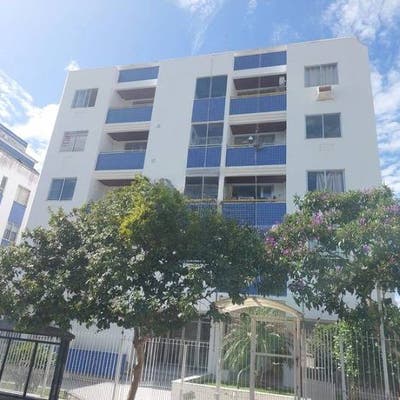 Prédio de apartamentos com árvores