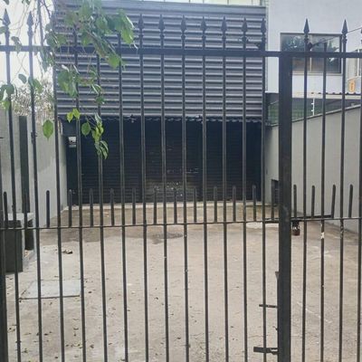 fachada moderna de metal