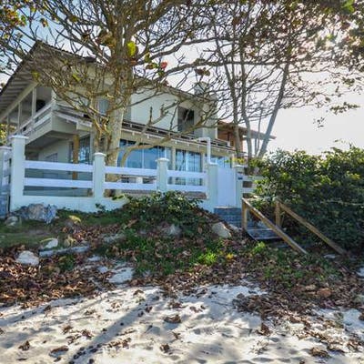 Casa frente para o Mar - Casa em Canto Grande, Bombinhas - para temporada - Imobiliária Lenita Imóveis