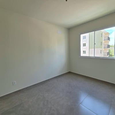 Quarto vazio com parede branca e janela de vidro grande