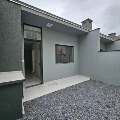 Fachada de parede cinza com janela
