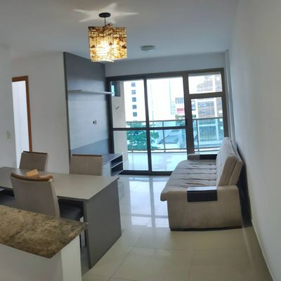 Sala com acesso a varanda com portas de correr 3 folhas.