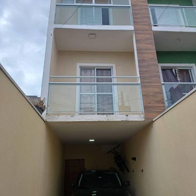 Residência com varanda de vidro e garagem coberta no subsolo