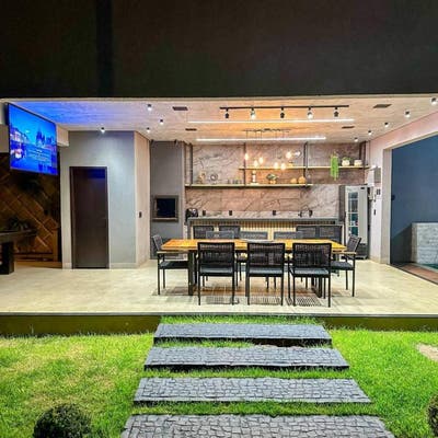 Casa à venda próxima ao Centro e Shopping Buritis – 3 suítes, piscina, área gourmet com churrasqueira, 3 vagas de garagem e armários planejados - Sobrado em Jardim Presidente, Rio Verde - à venda - Grupo Realize