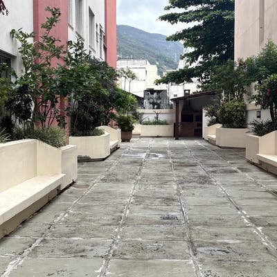 Apartamento à venda na Rua Conde de Bonfim. Varandão, sala quarto com 1 vaga de garagem na escritura. Prédio com porteiro 24 horas, play com churrasqueira, salão de festas e jogos. - Apartamento em Tijuca, Rio de Janeiro - à venda - MIGUEZ IMOBILIÁRIA