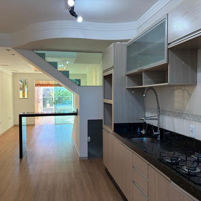 Sobrado semi mobiliado á venda com 2 dormitórios e com área gourmet nos fundos bairro Santa Regina em Camboriú SC - Sobrado em Santa Regina, Camboriú - à venda - Ilaini Imóveis