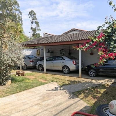 Estilo colonial, telhado de cerâmica.