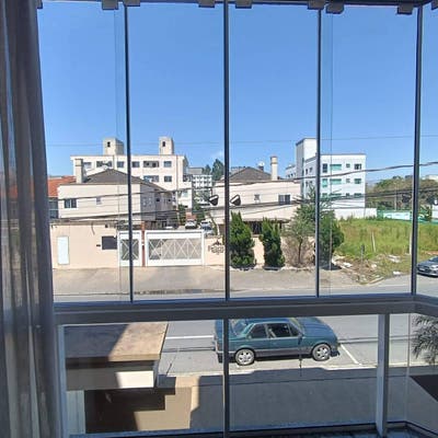 Janela com vista para rua, casas, céu, árvores, carros, bairro