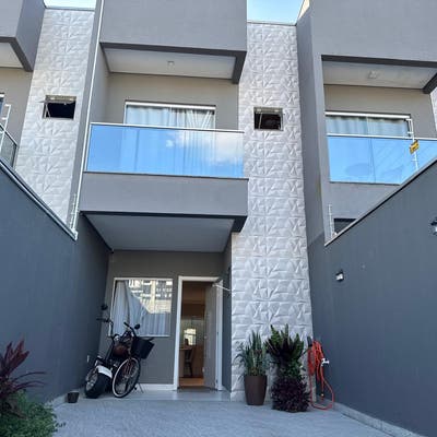 Sobrado à Venda em Itapema | Bairro Morretes — Mobiliado com Energia Solar - Casa Geminada em Morretes, Itapema - à venda - Portal Imóveis Itapema