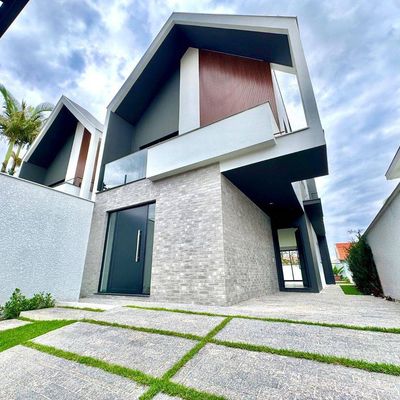 Fachada moderna com detalhes em pedra, acabamento em cores neutras.