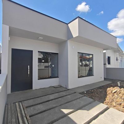 Fachada de casa moderna com portas e janelas de vidro, acabamento branco