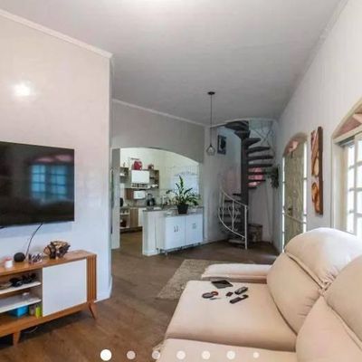 sala com janelas e estante
