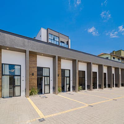 Moradia por assinatura: loft duplex no Bom Retiro, com vaga de garagem e máquina de lavar (Loft 07) - Apartamento em Joinville - para locação - Zaaier Imóveis