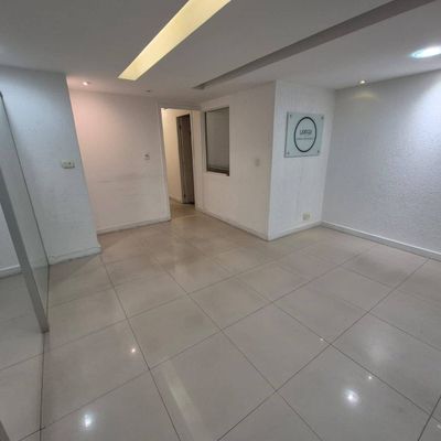 Alugo sala comercial no Centro do Rio de Janeiro, próximo a Igreja da Candelária! Possui 320m², 8 salas, copa e 3 banheiros - Comercial em Centro, Rio de Janeiro - para locação - MIGUEZ IMOBILIÁRIA
